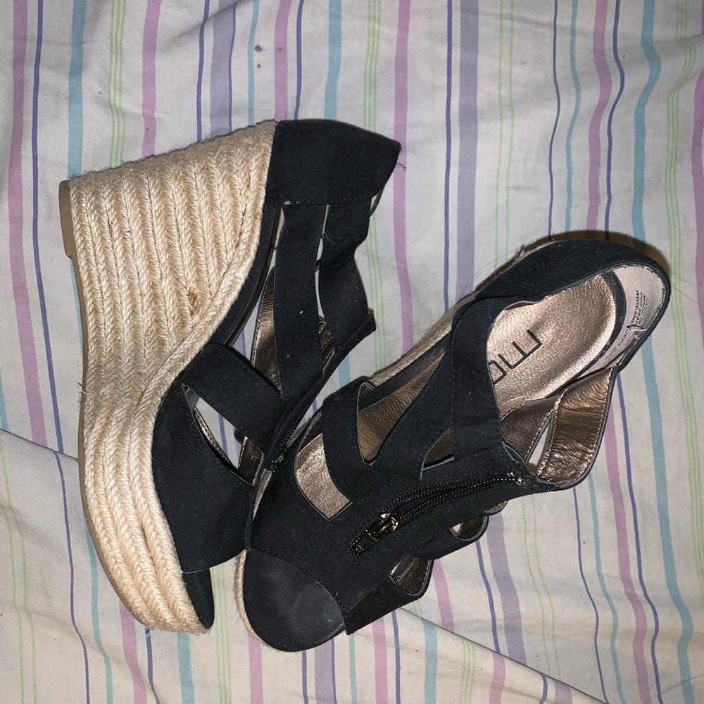 black wedges